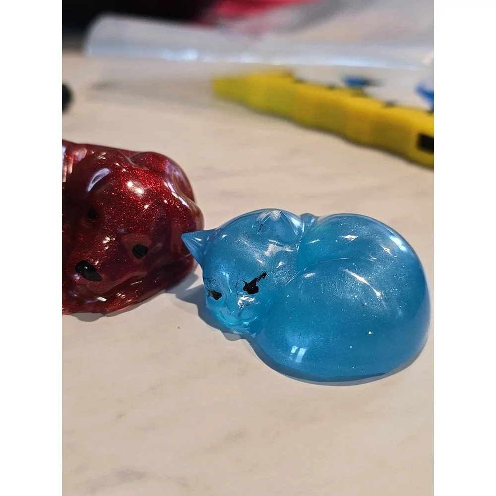 Handmade Resin Cat Dog Red Blue Decoration Gift. 637